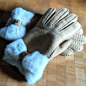 Ugg genuine shearling bow gloves